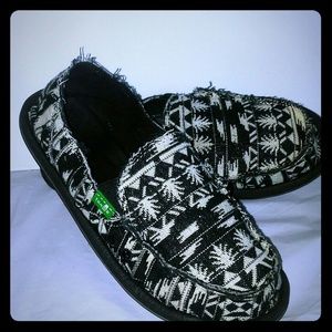 Women's Sanuk slip on loafers as 6